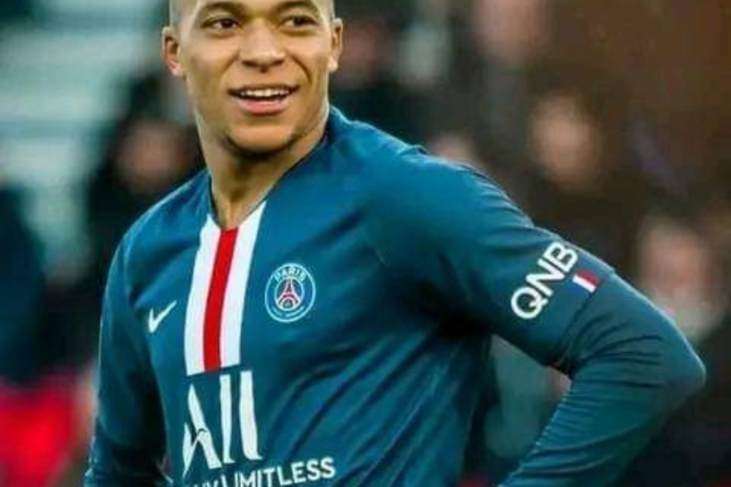 Mbappé o tsenela molaotelo go PSG ka digalase tša tšelete